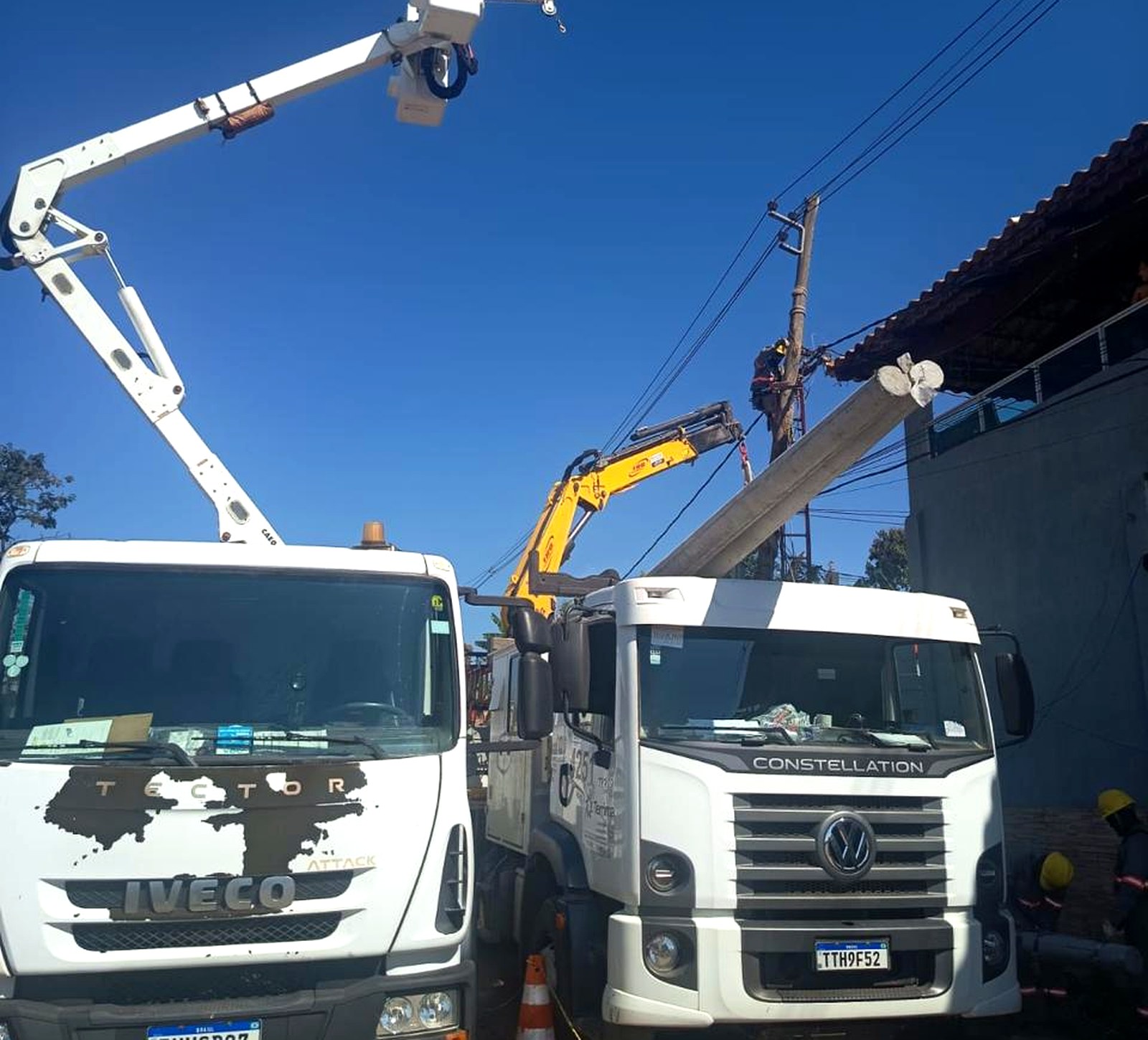 Caminhão com cesto aéreo e caminhão munck da Terrima posicionados para substituição de poste