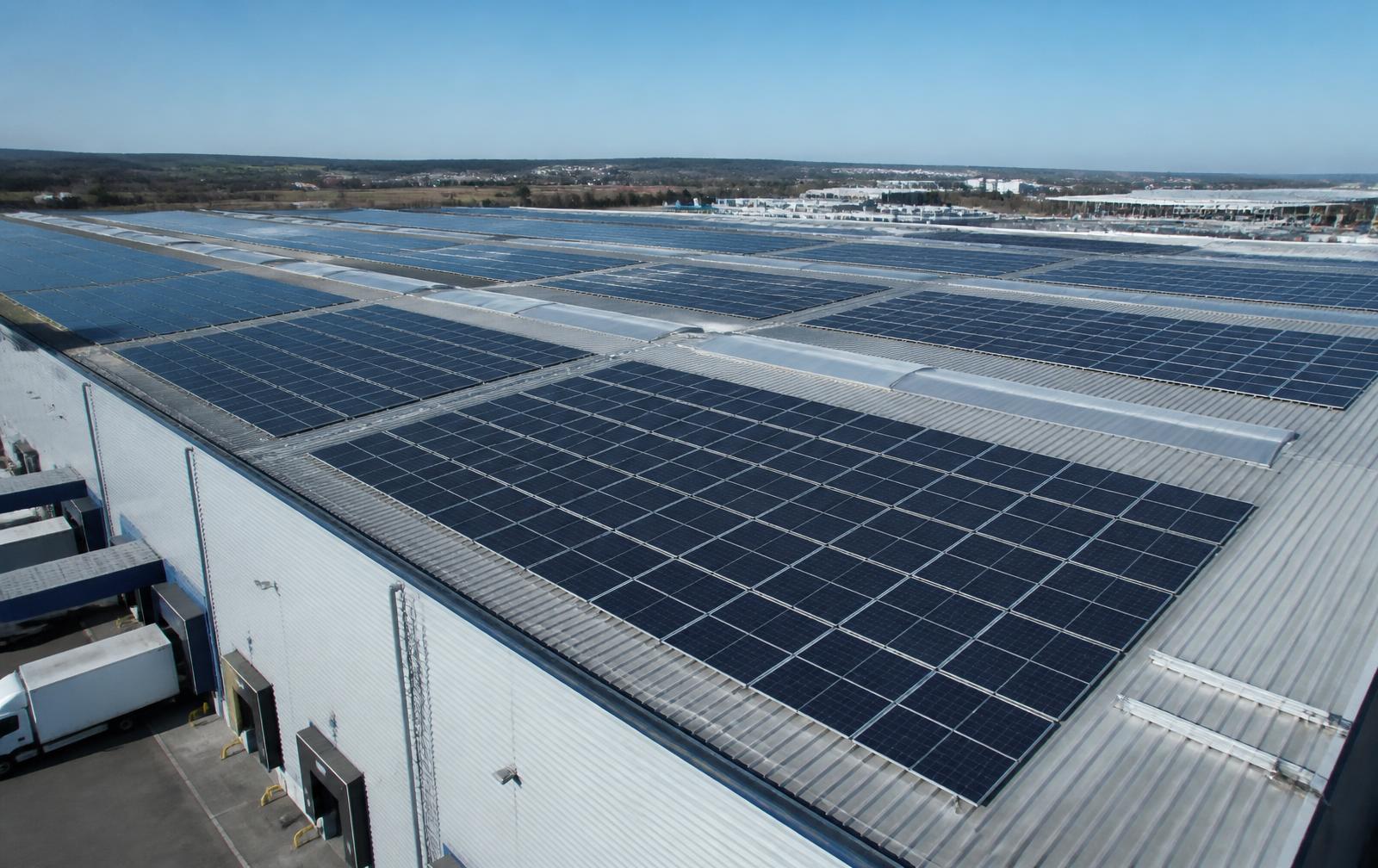 Sistema fotovoltaico instalado na cobertura de um centro logístico industrial